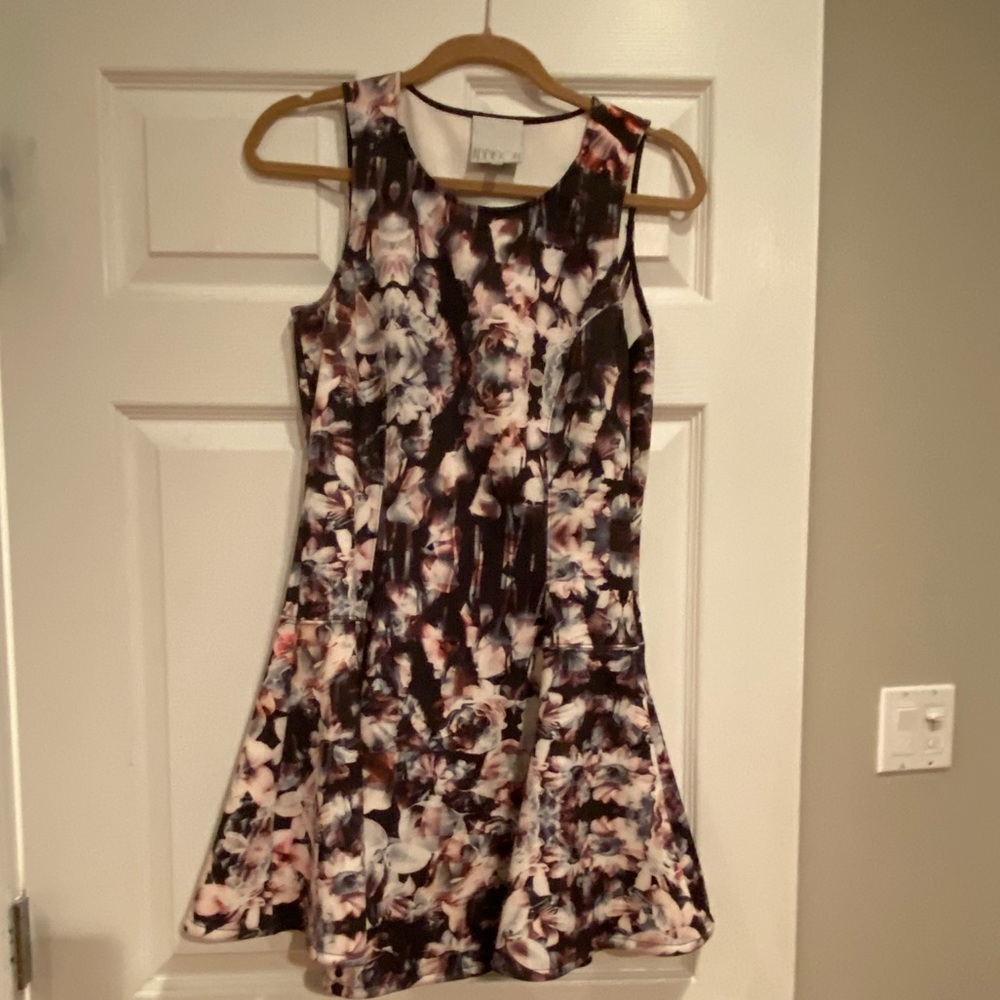 Addison sleeveless dress - size medium